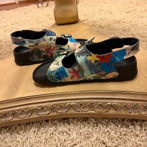 Birki's Birkenstock Hawaii Tiki Print Sandal EU 40 S Vacation Beach Pool